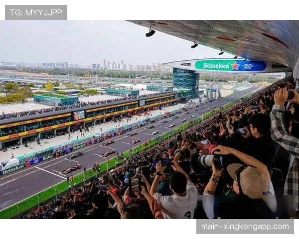 拉塞尔稳健表现助梅赛德斯车队站上拉斯维加斯领奖台